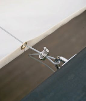 Sejldug: Træk markisen på en 2 mm plastbetrukket stålwire. Sejldug: Træk markisen på en 2 mm plastbetrukket stålwire.